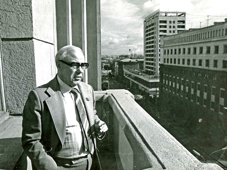 Михаил Воропаев на балконе рабочего кабинета, 1981 год.